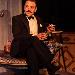 NTL 2019 Present Laughter - Photograph by Manuel Harlan 336